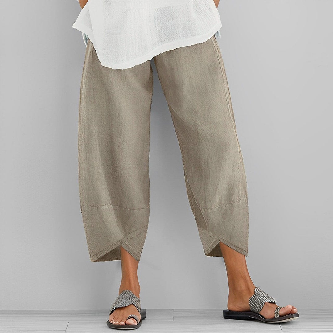 "Elastische Damenhose Judit in Beige, lässiger Schnitt, atmungsaktiver Stoff, ideal für Komfort und Stil im Alltag."