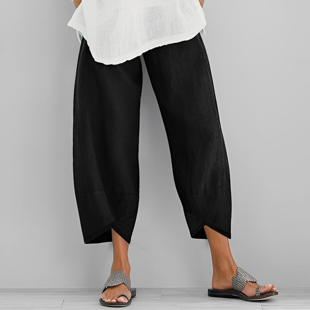 "Elastische Damenhose Judit in Beige, lässiger Schnitt, atmungsaktiver Stoff, ideal für Komfort und Stil im Alltag."