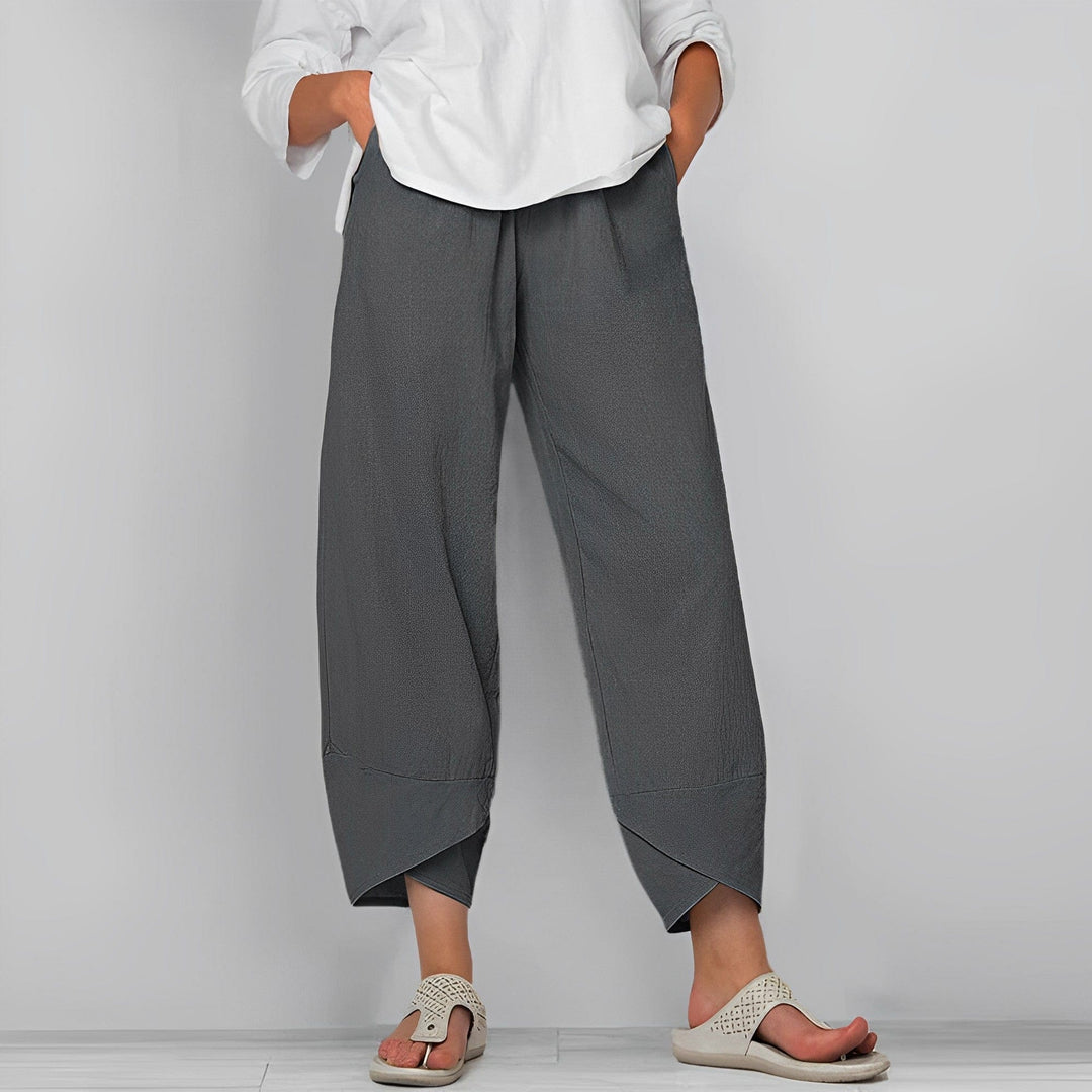 "Elastische Damenhose Judit in Beige, lässiger Schnitt, atmungsaktiver Stoff, ideal für Komfort und Stil im Alltag."