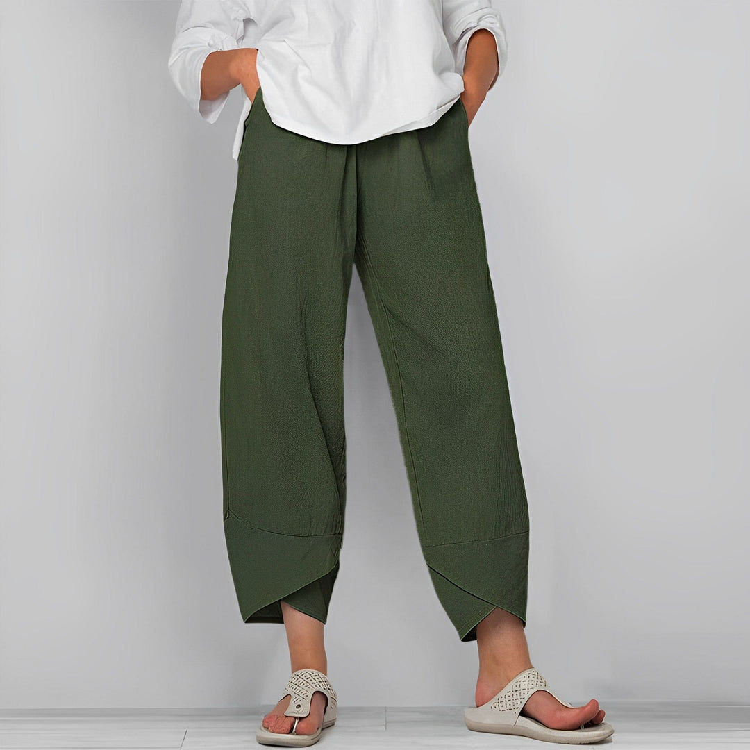 "Elastische Damenhose Judit in Beige, lässiger Schnitt, atmungsaktiver Stoff, ideal für Komfort und Stil im Alltag."