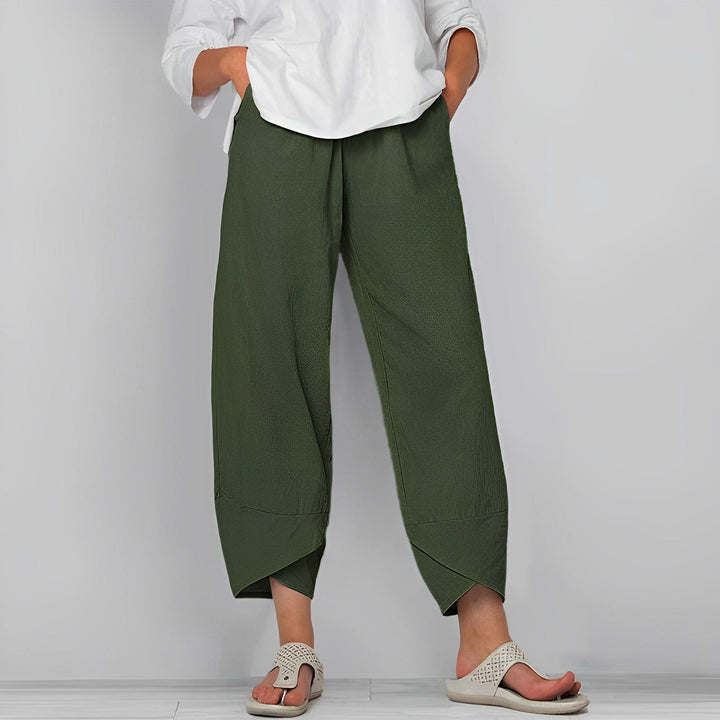 "Elastische Damenhose Judit in Beige, lässiger Schnitt, atmungsaktiver Stoff, ideal für Komfort und Stil im Alltag."