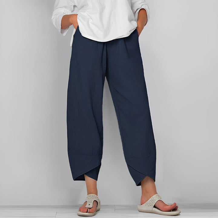"Elastische Damenhose Judit in Beige, lässiger Schnitt, atmungsaktiver Stoff, ideal für Komfort und Stil im Alltag."