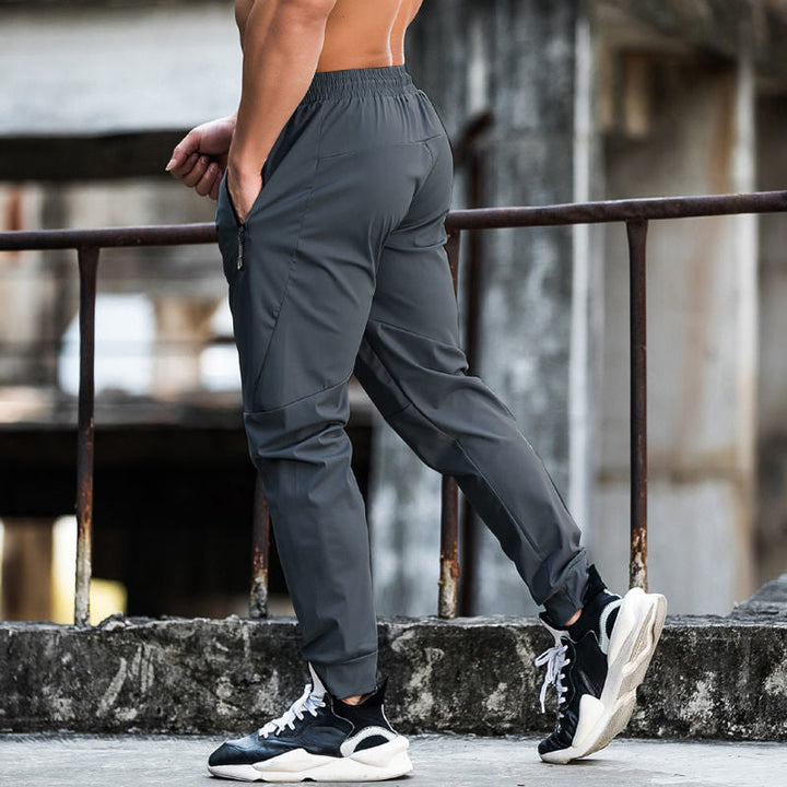 Elastische Herren Sporthose, atmungsaktiv mit Reißverschluss, ideal für Sport und Alltag, in modernem Design.