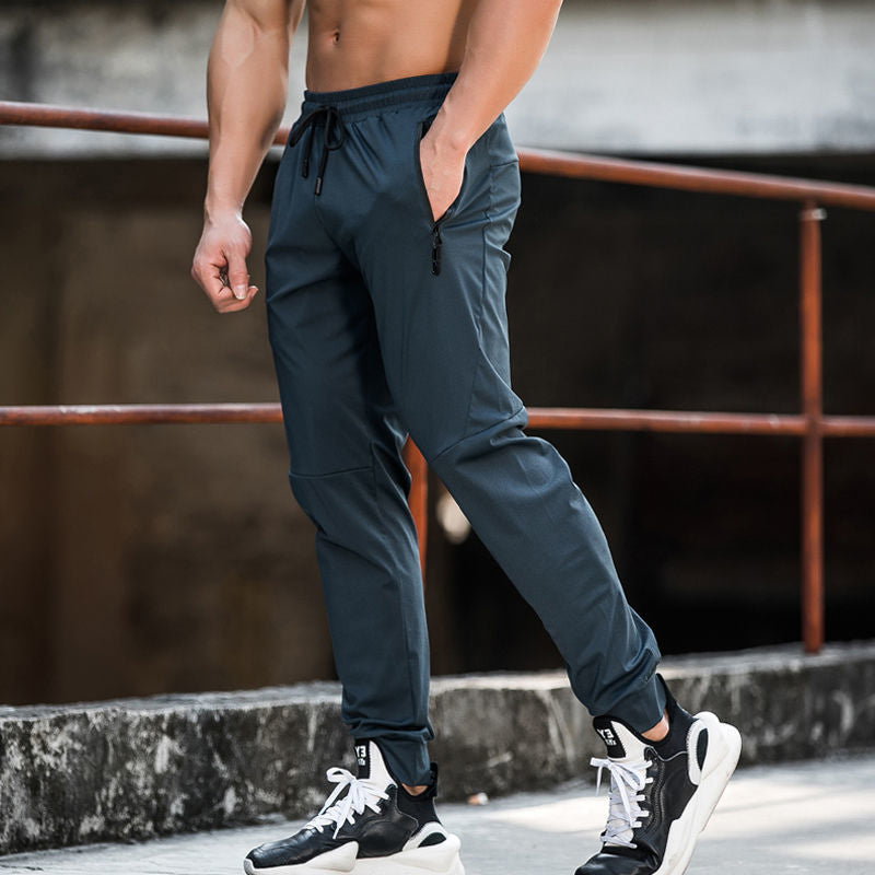 Elastische Herren Sporthose, atmungsaktiv mit Reißverschluss, ideal für Sport und Alltag, in modernem Design.