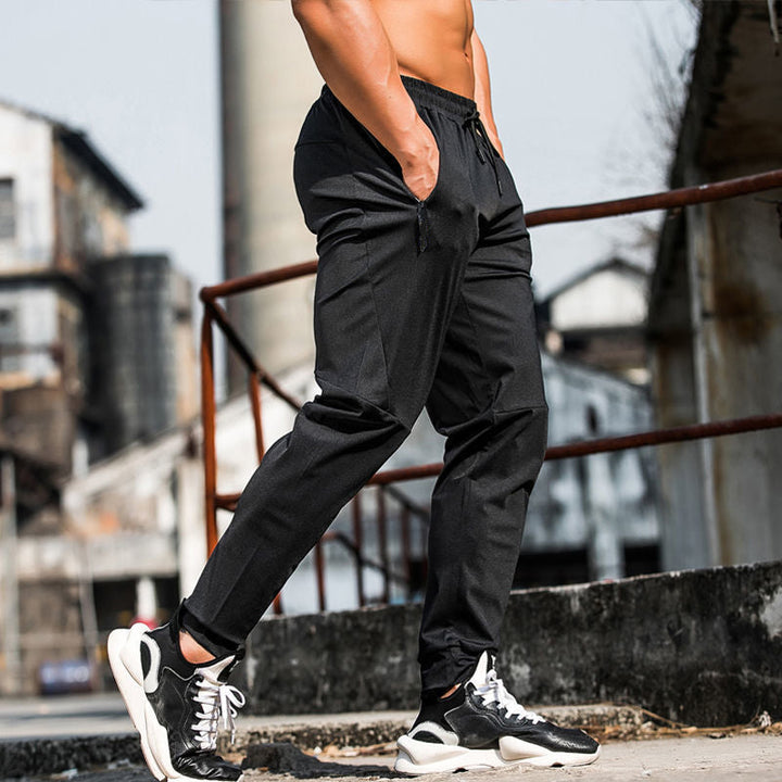 Elastische Herren Sporthose, atmungsaktiv mit Reißverschluss, ideal für Sport und Alltag, in modernem Design.