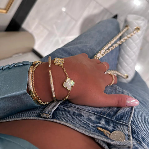 "Elegant vergoldetes Schmuckset mit Halskette, Armband und Ohrringen in luxuriöser Geschenkbox, ideal für jeden Anlass."