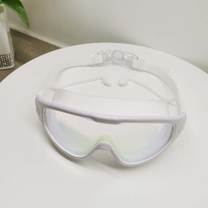 "Elegante Antibeschlag-Schwimmbrille mit Weitwinkelsicht und Silikonmasken für Komfort, in stilvollem Schwarz-Gold."