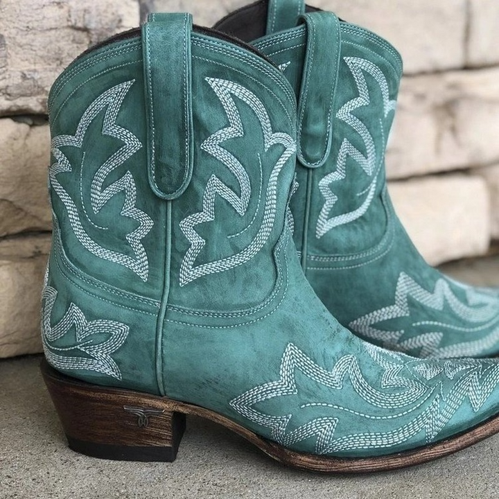 "Elegante bestickte Cowboystiefel aus Leder im Western-Look, ideal für Damen; traditionelles Design, luxuriöses Finish."