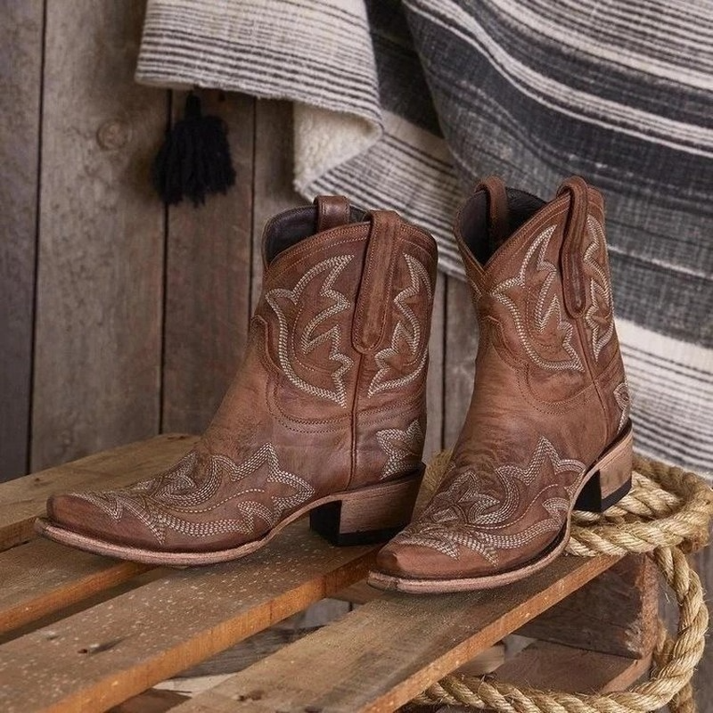 "Elegante bestickte Cowboystiefel aus Leder im Western-Look, ideal für Damen; traditionelles Design, luxuriöses Finish."