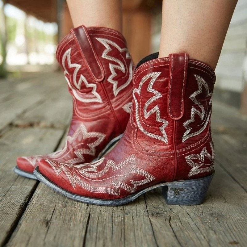 "Elegante bestickte Cowboystiefel aus Leder im Western-Look, ideal für Damen; traditionelles Design, luxuriöses Finish."