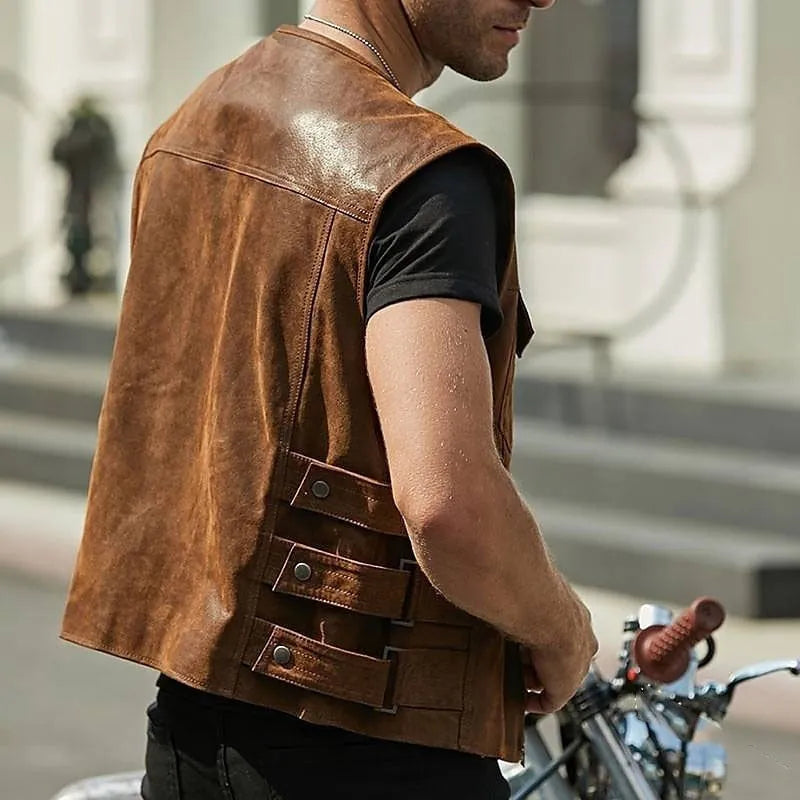 "Elegante braune Herrenweste aus Leder, klassisches Design mit Taschen, ideal für Freizeit und Outdoor, über Hemden tragbar."