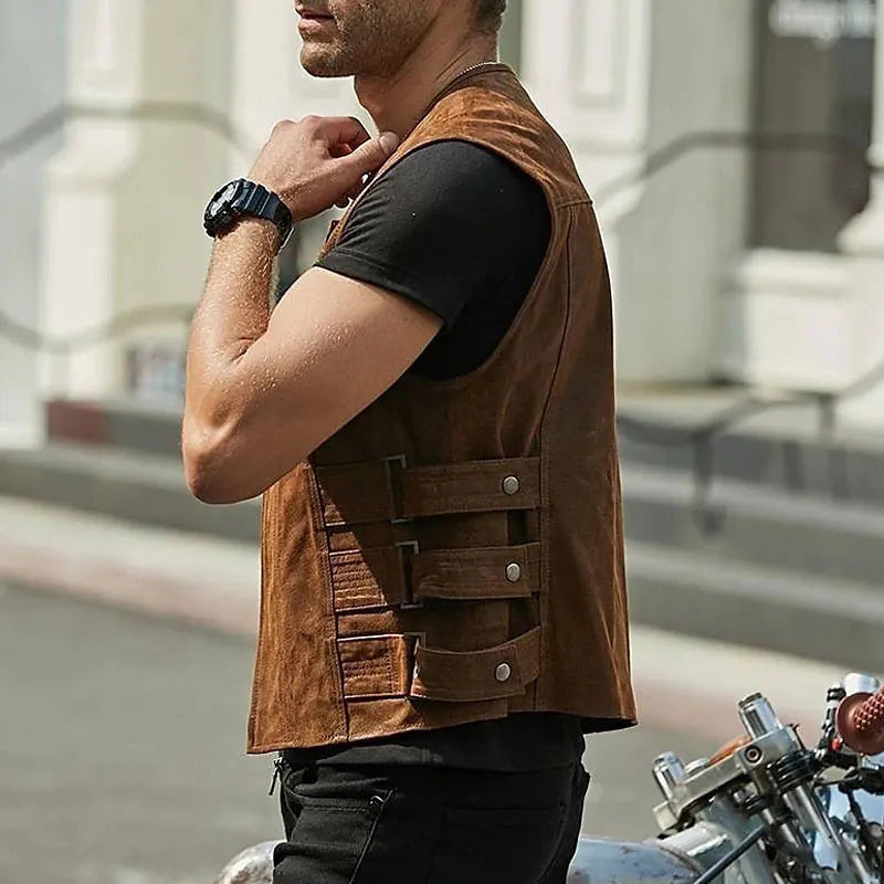 "Elegante braune Herrenweste aus Leder, klassisches Design mit Taschen, ideal für Freizeit und Outdoor, über Hemden tragbar."