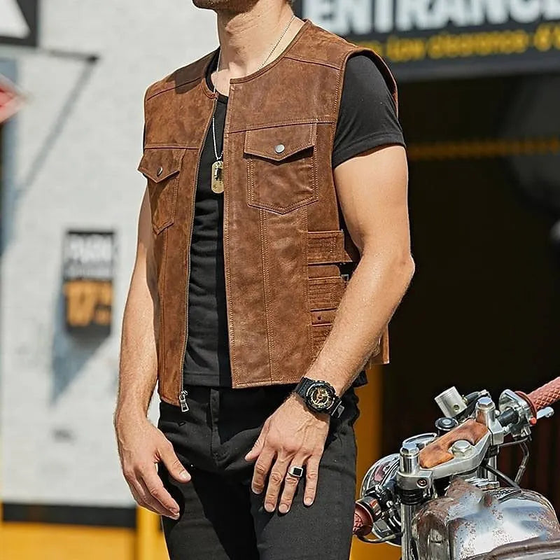 "Elegante braune Herrenweste aus Leder, klassisches Design mit Taschen, ideal für Freizeit und Outdoor, über Hemden tragbar."