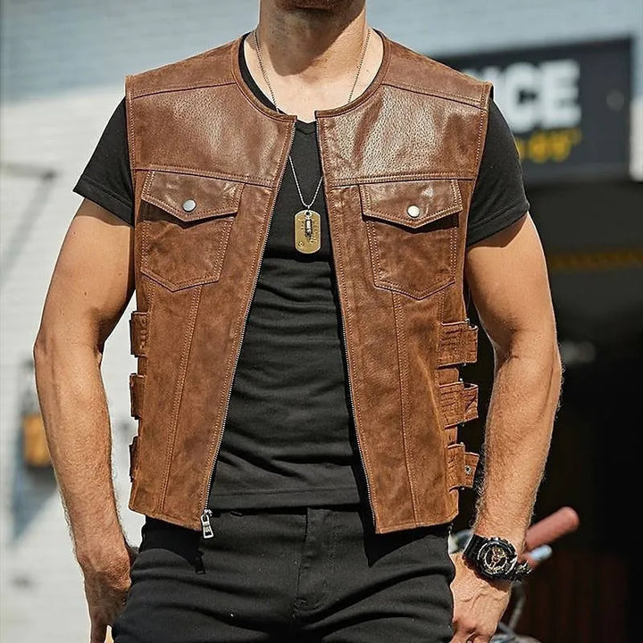 "Elegante braune Herrenweste aus Leder, klassisches Design mit Taschen, ideal für Freizeit und Outdoor, über Hemden tragbar."