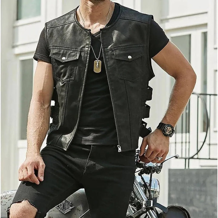 "Elegante braune Herrenweste aus Leder, klassisches Design mit Taschen, ideal für Freizeit und Outdoor, über Hemden tragbar."