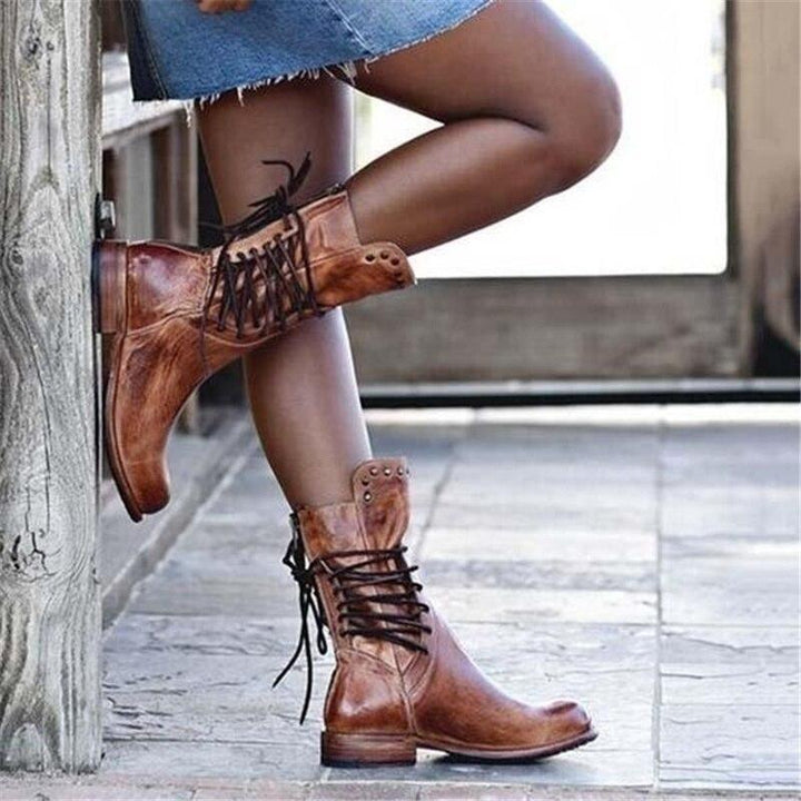 Elegante braune Lederstiefel für Damen, schlanker Schnitt, mittelhoher Absatz, hochwertiges Material, stilvolles Design.
