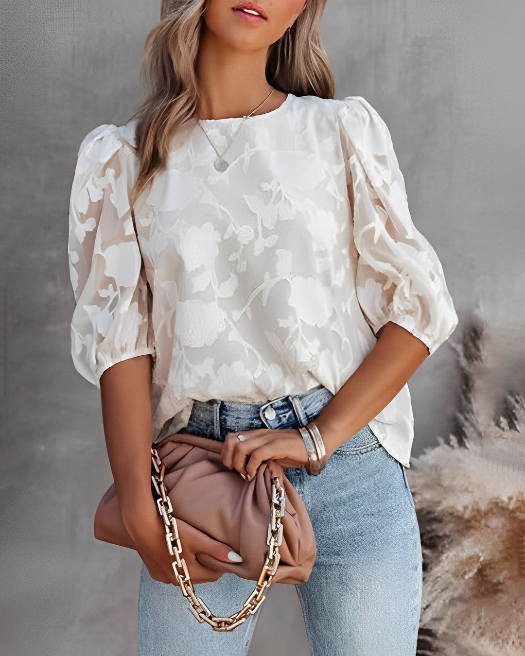 Elegante Damen Chiffonbluse mit Puffärmeln in Weiß, leichter Stoff, ideal für halb-formale und lässige Anlässe.