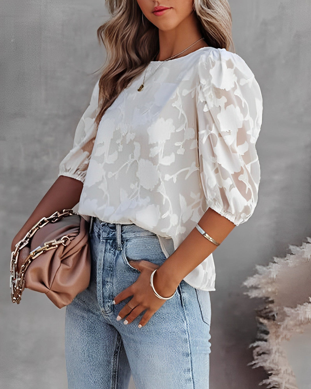 Elegante Damen Chiffonbluse mit Puffärmeln in Weiß, leichter Stoff, ideal für halb-formale und lässige Anlässe.