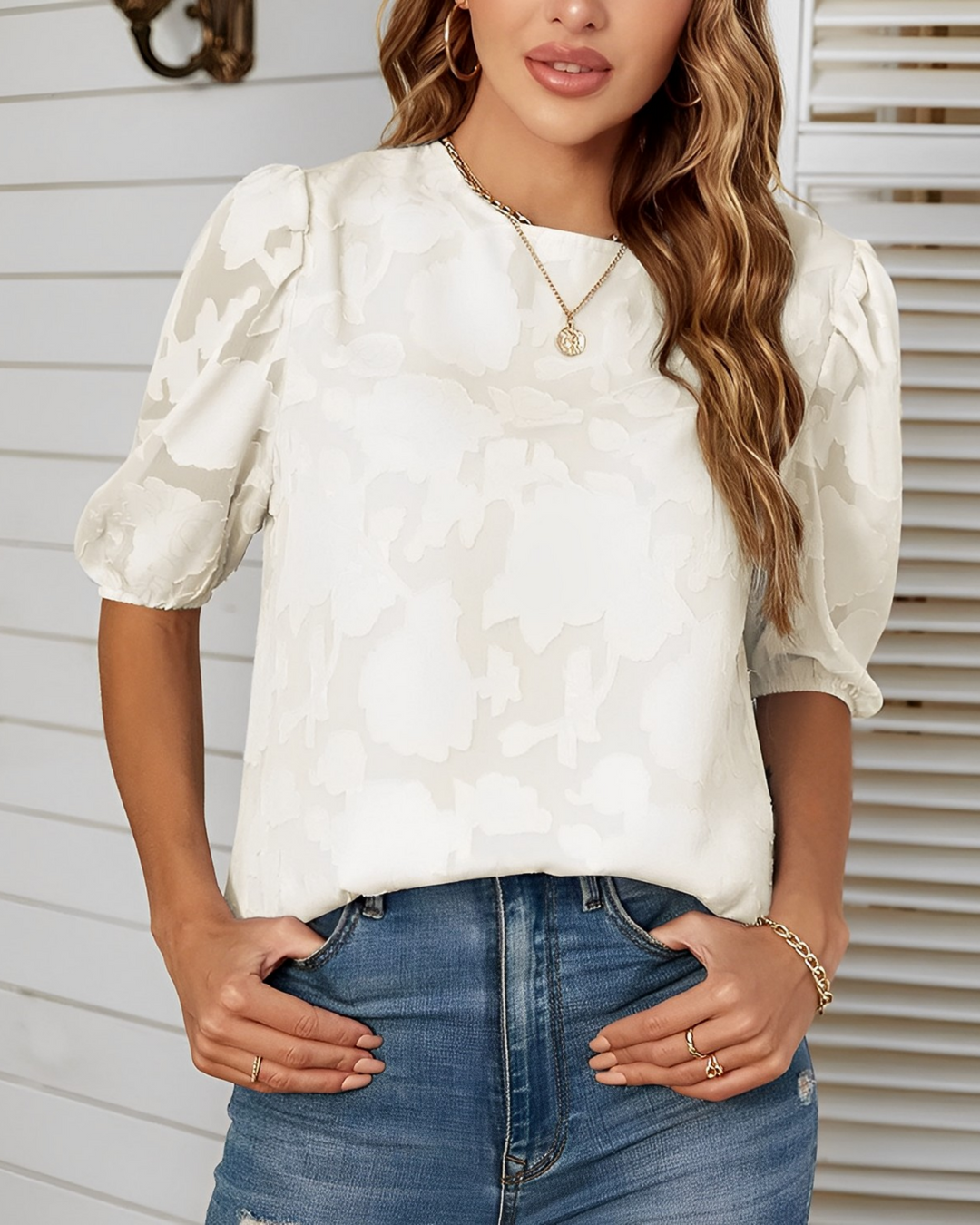 Elegante Damen Chiffonbluse mit Puffärmeln in Weiß, leichter Stoff, ideal für halb-formale und lässige Anlässe.