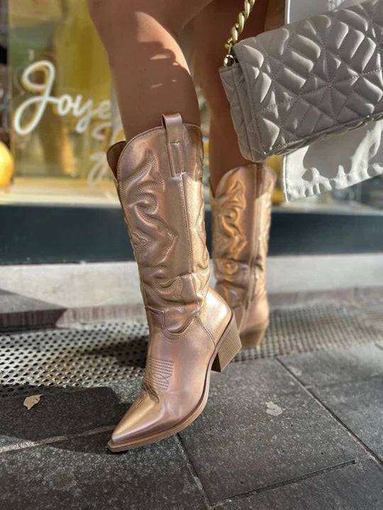 "Elegante Damen Cowboystiefel aus Leder, braun, rustikaler Stil, mittlere Höhe, modisches Design, Stadt und Land geeignet."
