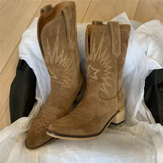"Elegante Damen Cowboystiefel aus Leder, braun, rustikaler Stil, mittlere Höhe, modisches Design, Stadt und Land geeignet."