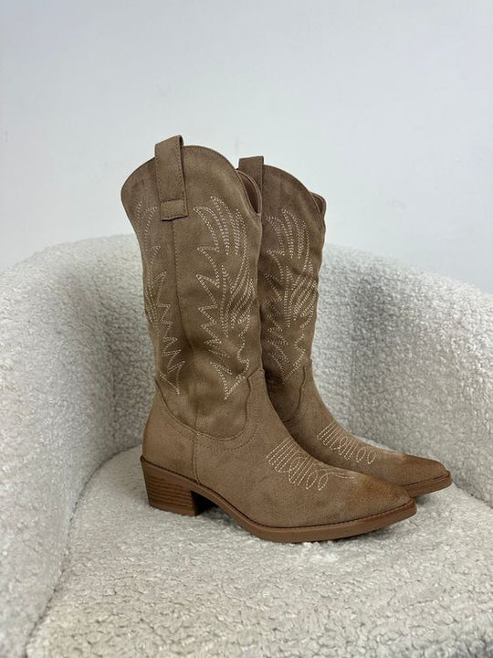 "Elegante Damen Cowboystiefel aus Leder, braun, rustikaler Stil, mittlere Höhe, modisches Design, Stadt und Land geeignet."