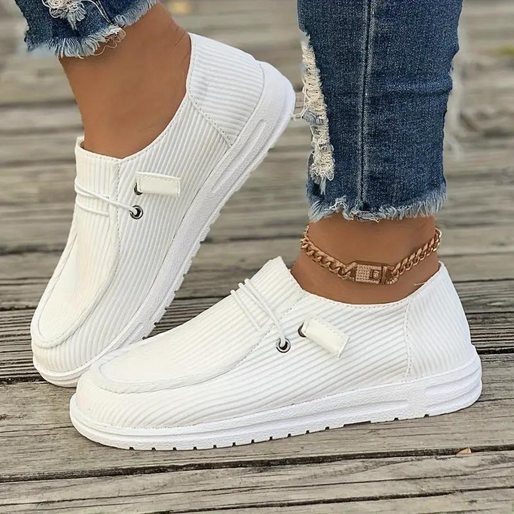 "Elegante Damen Freizeitschuhe, stilvolle Slip-On Loafers in Beige, modernes Design, bequemes Anziehen, vielseitig tragbar."