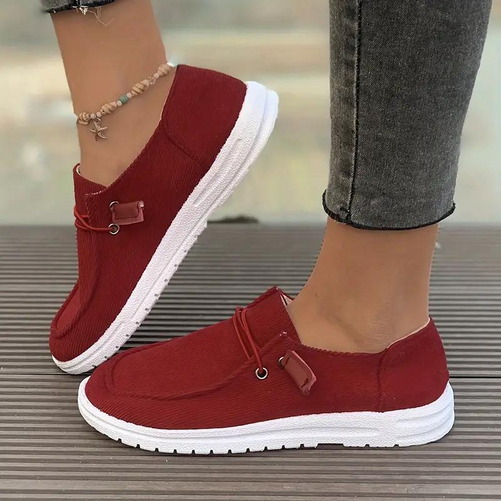 "Elegante Damen Freizeitschuhe, stilvolle Slip-On Loafers in Beige, modernes Design, bequemes Anziehen, vielseitig tragbar."