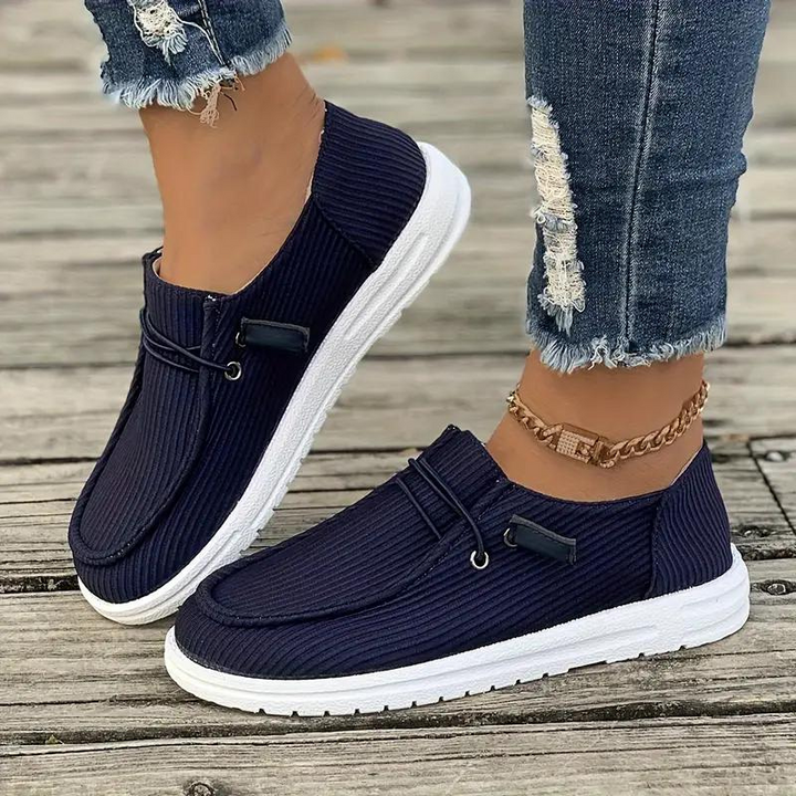"Elegante Damen Freizeitschuhe, stilvolle Slip-On Loafers in Beige, modernes Design, bequemes Anziehen, vielseitig tragbar."