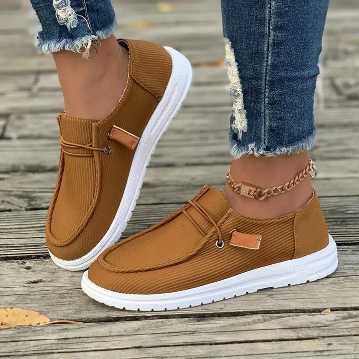"Elegante Damen Freizeitschuhe, stilvolle Slip-On Loafers in Beige, modernes Design, bequemes Anziehen, vielseitig tragbar."