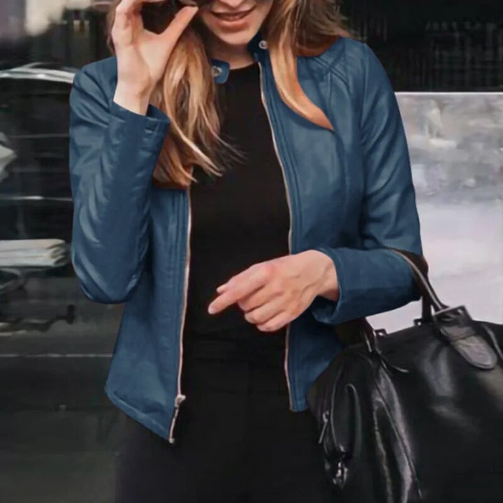 Elegante Damen Kunstlederjacke, moderner Schnitt, glattes Finish und raffinierte Details für stilvollen Look.
