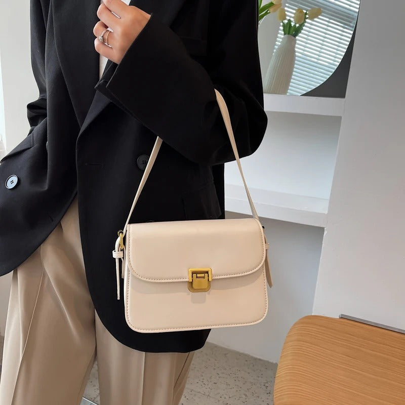 Elegante Damen-Lederhandtasche in Dunkelbraun, zeitloses Design, mit mehreren Innenfächern für eine perfekte Organisation.