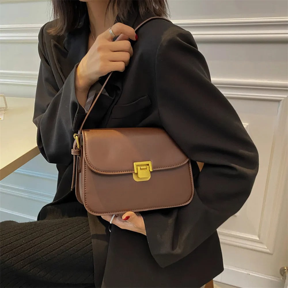 Elegante Damen-Lederhandtasche in Dunkelbraun, zeitloses Design, mit mehreren Innenfächern für eine perfekte Organisation.