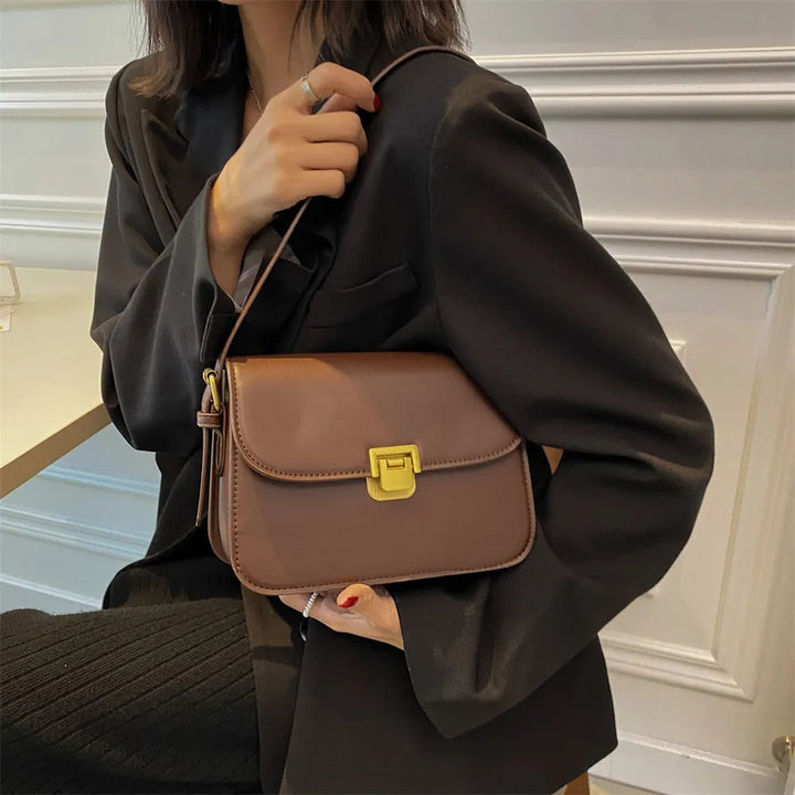 Elegante Damen-Lederhandtasche in Dunkelbraun, zeitloses Design, mit mehreren Innenfächern für eine perfekte Organisation.