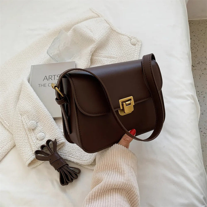 Elegante Damen-Lederhandtasche in Dunkelbraun, zeitloses Design, mit mehreren Innenfächern für eine perfekte Organisation.