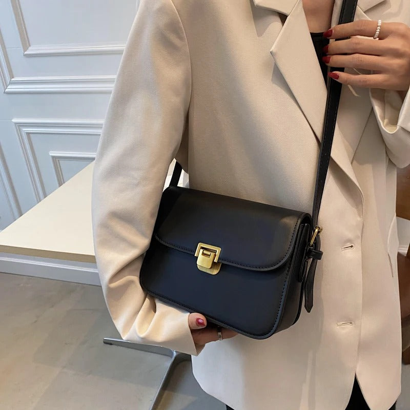 Elegante Damen-Lederhandtasche in Dunkelbraun, zeitloses Design, mit mehreren Innenfächern für eine perfekte Organisation.
