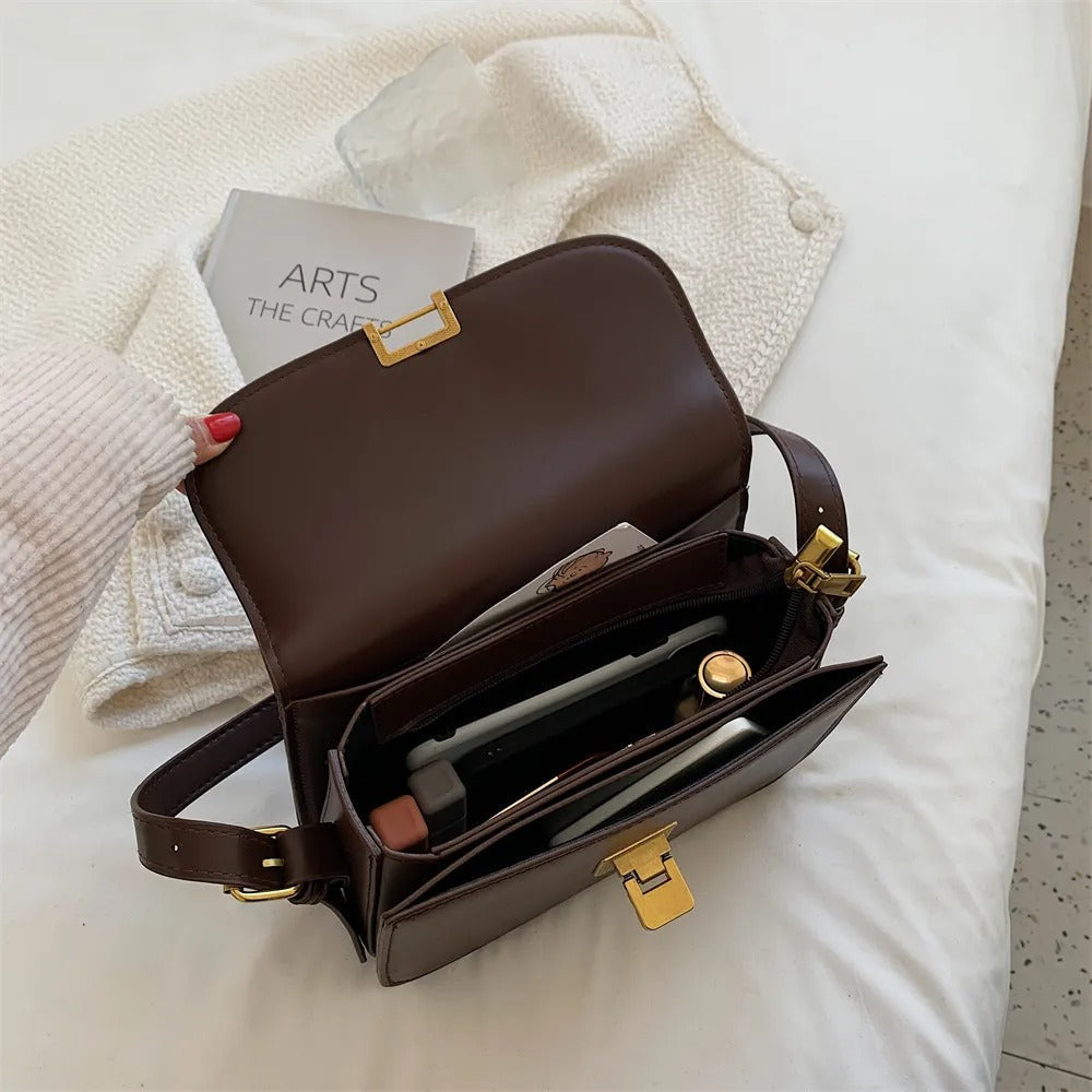Elegante Damen-Lederhandtasche in Dunkelbraun, zeitloses Design, mit mehreren Innenfächern für eine perfekte Organisation.