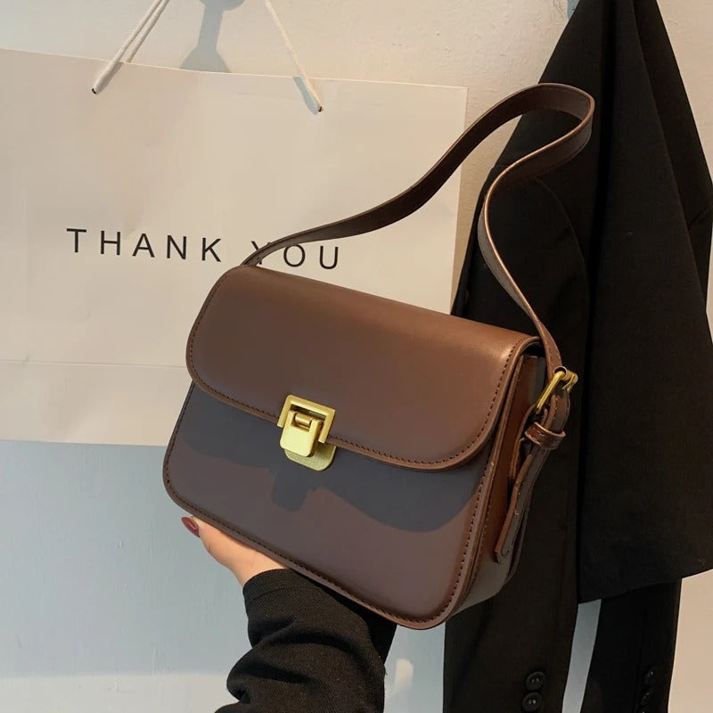 Elegante Damen-Lederhandtasche in Dunkelbraun, zeitloses Design, mit mehreren Innenfächern für eine perfekte Organisation.