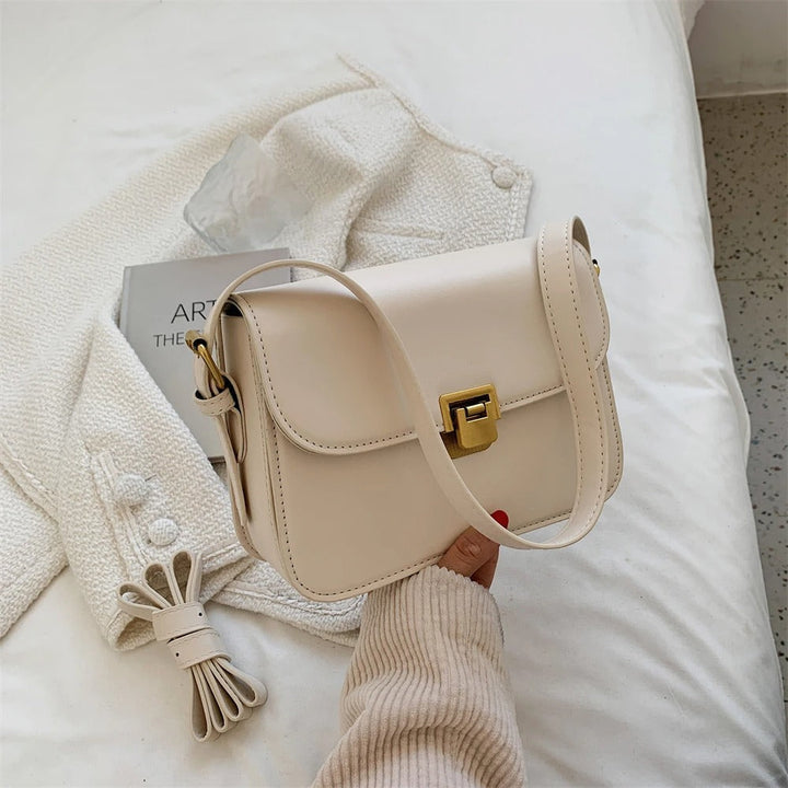Elegante Damen-Lederhandtasche in Dunkelbraun, zeitloses Design, mit mehreren Innenfächern für eine perfekte Organisation.
