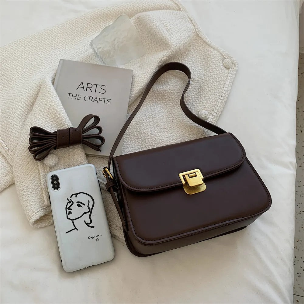 Elegante Damen-Lederhandtasche in Dunkelbraun, zeitloses Design, mit mehreren Innenfächern für eine perfekte Organisation.
