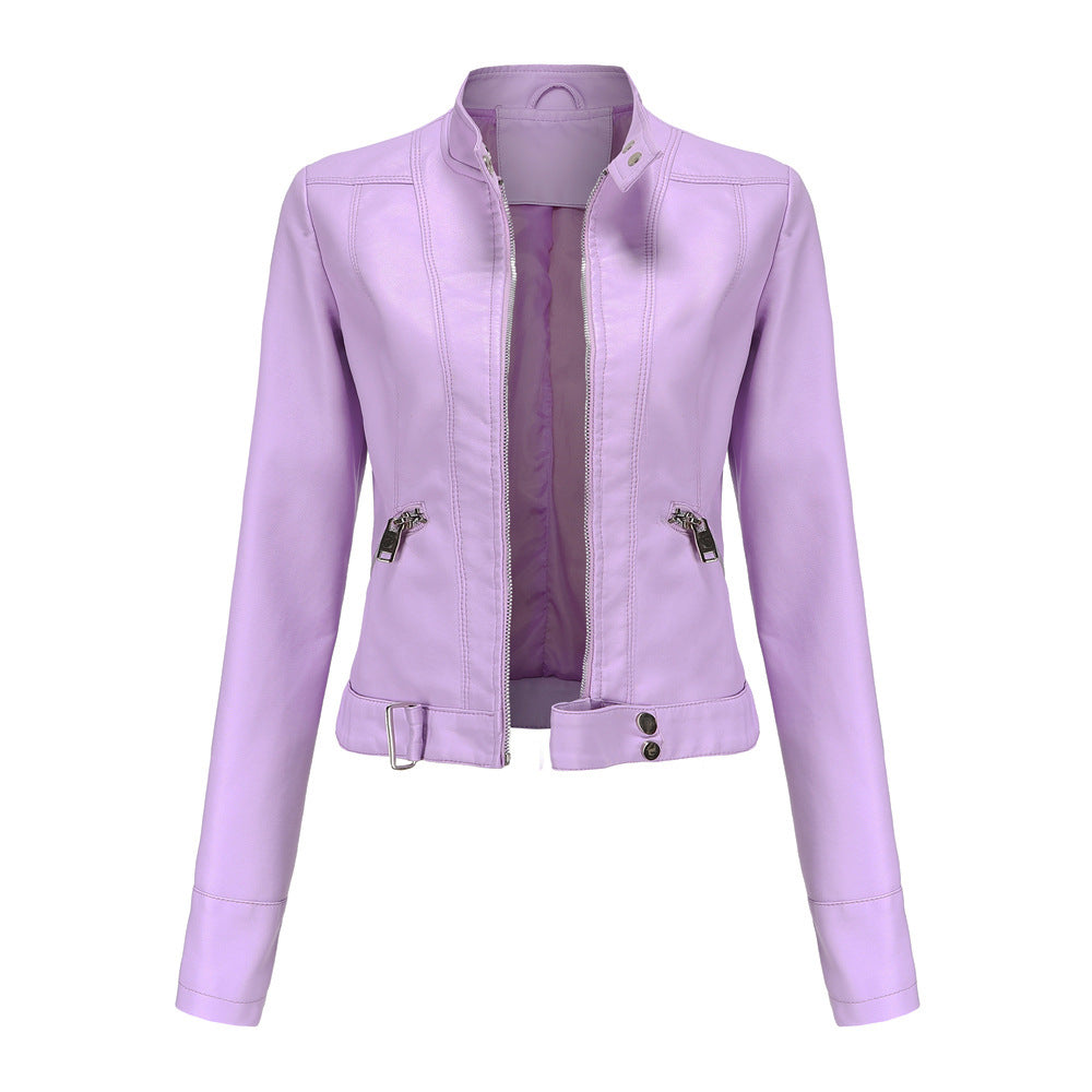 Elegante Damen Lederjacke in sattem Violett, zeitloser Schnitt, weiches Lederoptik-Finish, perfekt für modebewusste Frauen.