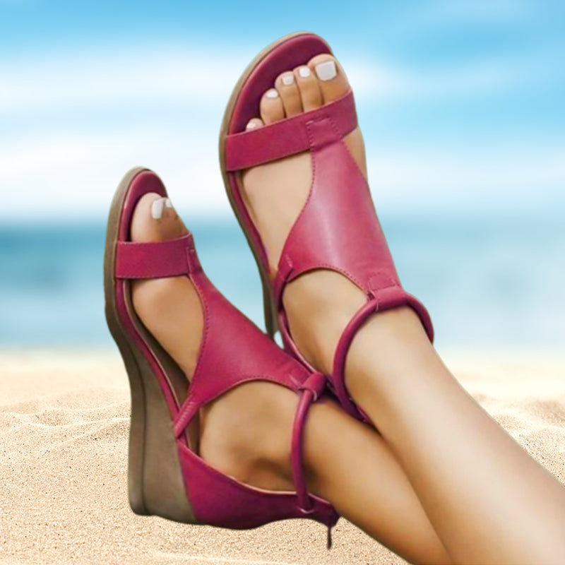 Elegante Damen Ledersandalen in Römisch inspiriertem Design mit Keilabsatz, offene Zehen, in vielseitigen Farben erhältlich.