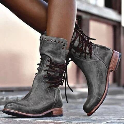 Elegante Damen Lederstiefel, zeitloses Design, hoher Schaft, braunes Leder, isolierendes Futter, ideal für kalte Tage.