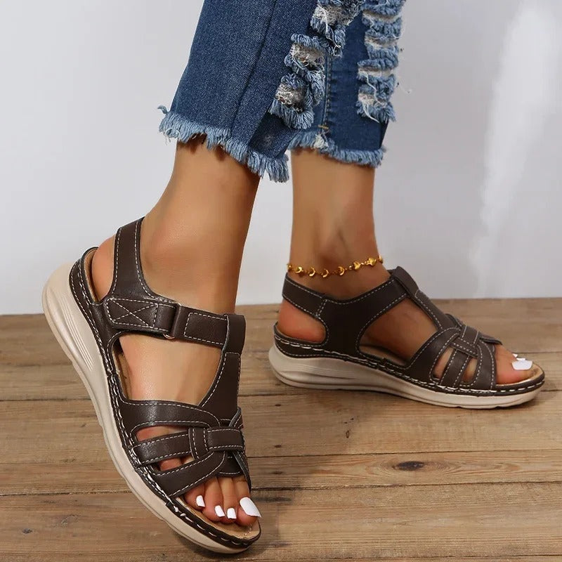 "Elegante Damen-Sandalen, trendiger Stil, braun, mit ergonomischer Fußunterstützung, ideal für den Alltag."