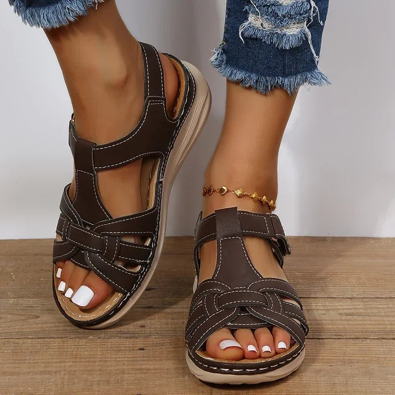 "Elegante Damen-Sandalen, trendiger Stil, braun, mit ergonomischer Fußunterstützung, ideal für den Alltag."