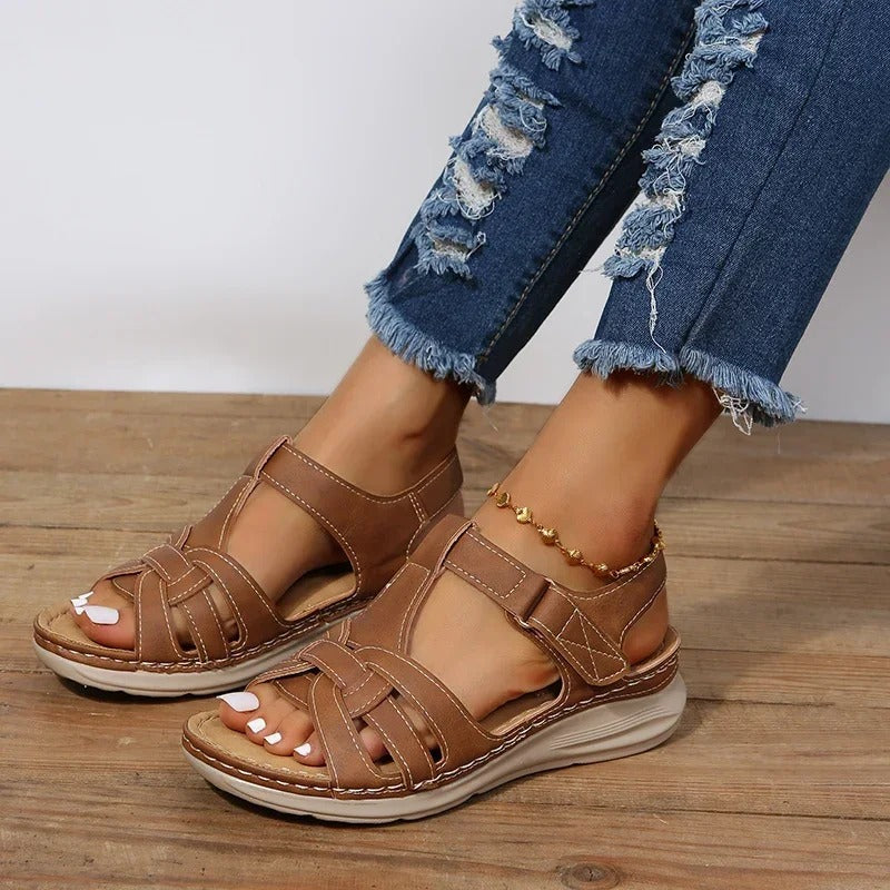 "Elegante Damen-Sandalen, trendiger Stil, braun, mit ergonomischer Fußunterstützung, ideal für den Alltag."