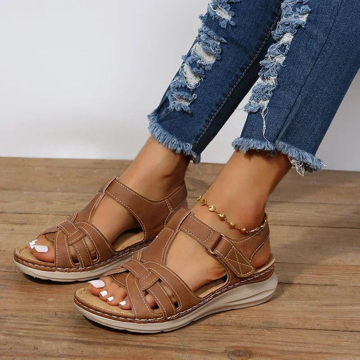 "Elegante Damen-Sandalen, trendiger Stil, braun, mit ergonomischer Fußunterstützung, ideal für den Alltag."