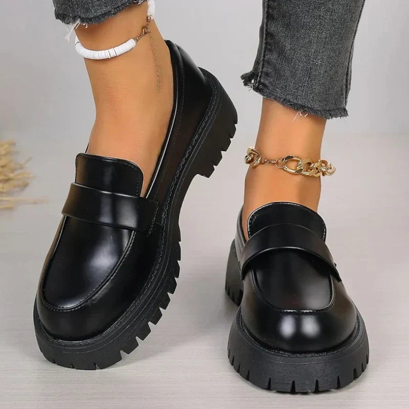 "Elegante Damen-Satinmokassins mit orthopädischem Keilabsatz, seitliche Ansicht, schwarzes Satinfinish, 4 cm Absatz"
