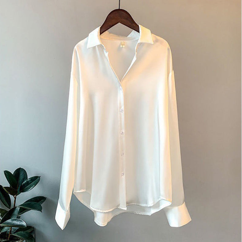 Elegante Damen-Seidenbluse in Beige, figurbetonter Schnitt, luxuriöse Qualität, ideal für Büro und Abendmode.