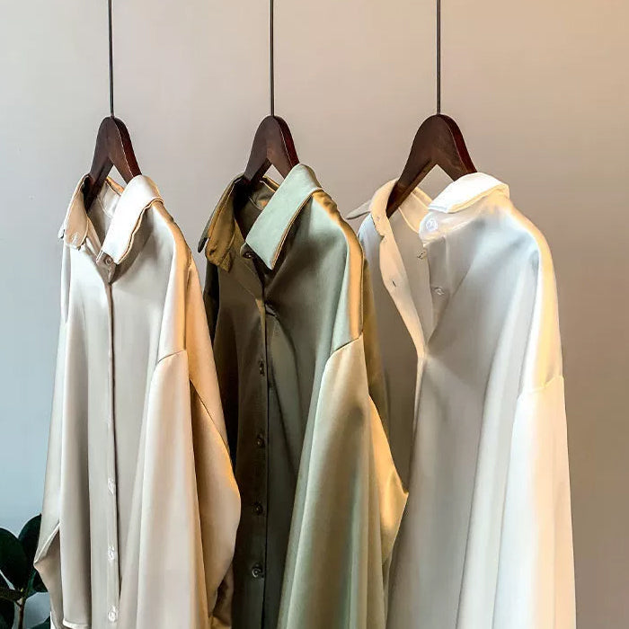 Elegante Damen-Seidenbluse in Beige, figurbetonter Schnitt, luxuriöse Qualität, ideal für Büro und Abendmode.